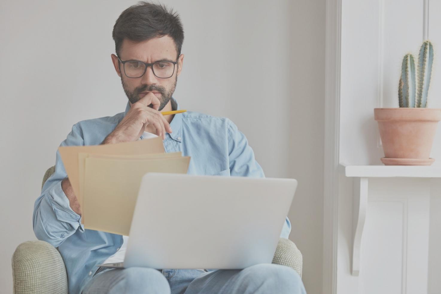 Sesión de planificación financiera personalizada con documentos y calculadora